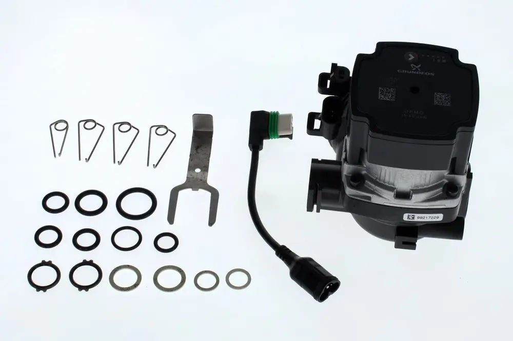 Bosch-Pumpe mit elektrischen Anschluss, mehrere Dichtungsringe, Sicherungsclips und Werkzeug zur Installation. Alle Teile sind auf einem weißen Hintergrund angeordnet.